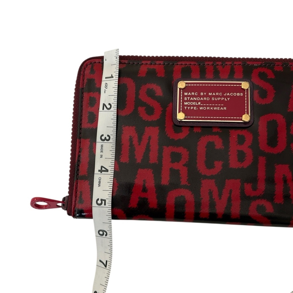 Marc by Marc Jacobs red and black logo print large travel patent leather wallet - Picture 9 of 11